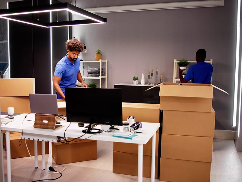 demenagement-bureaux Des professionnels déménagent des bureaux