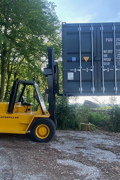 Container levé par un chariot élévateur