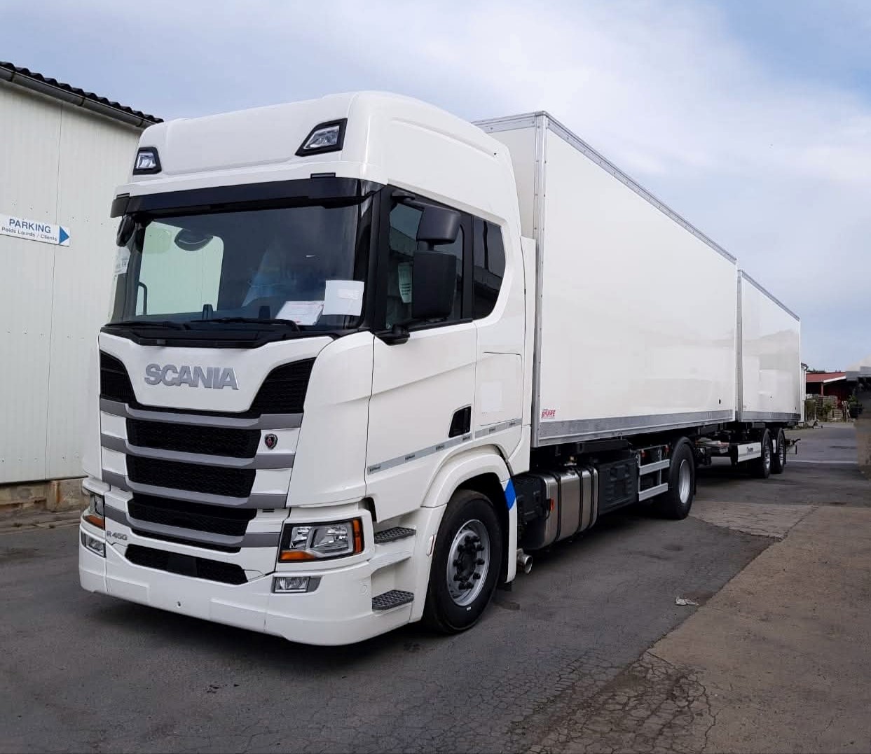 Camion remorque de couleur blanche
