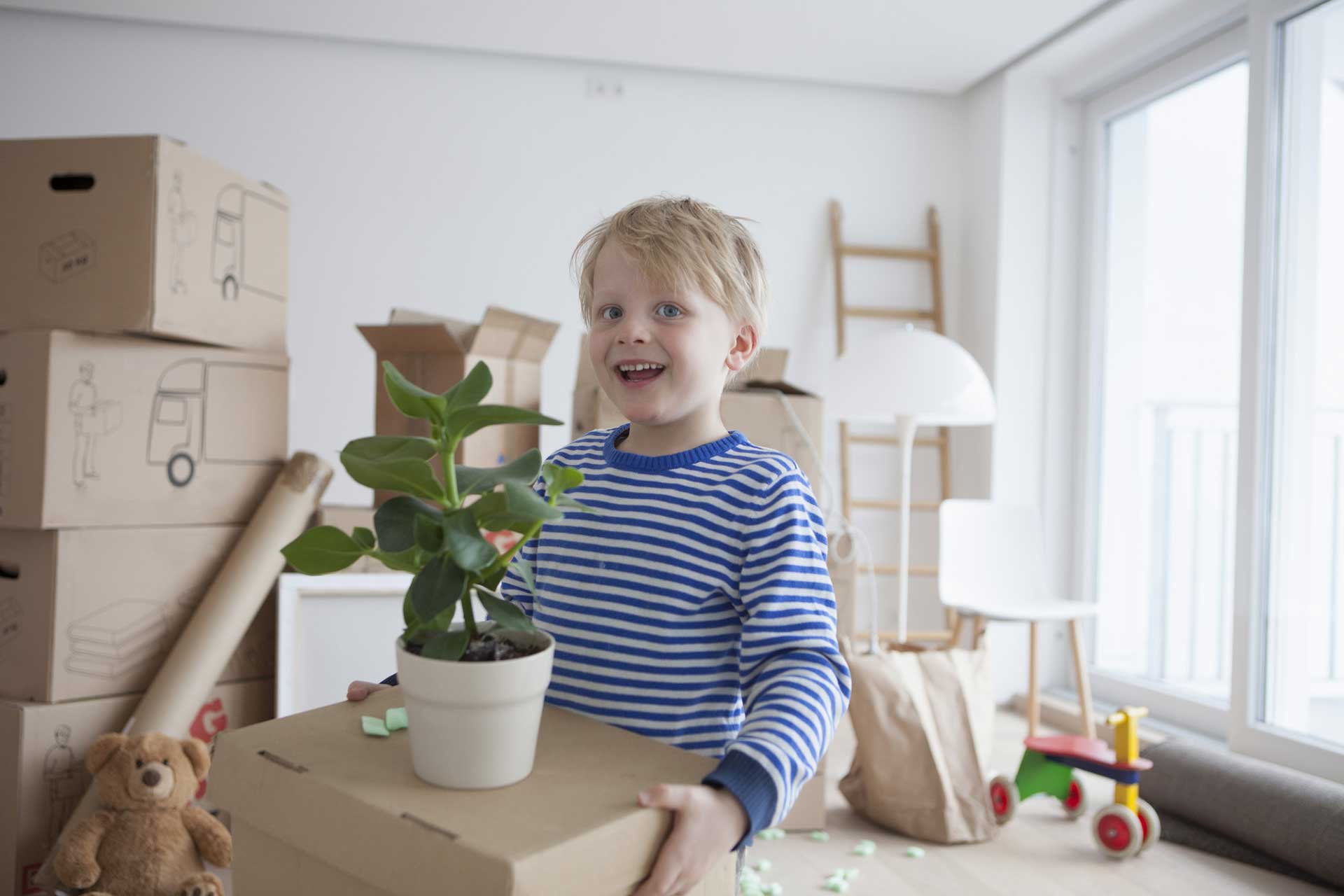 Enfant heureux avec carton de déménagement