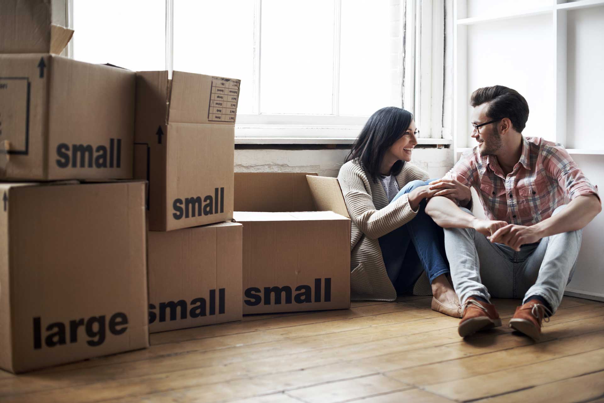 Couple dans un appartement vide avec carton